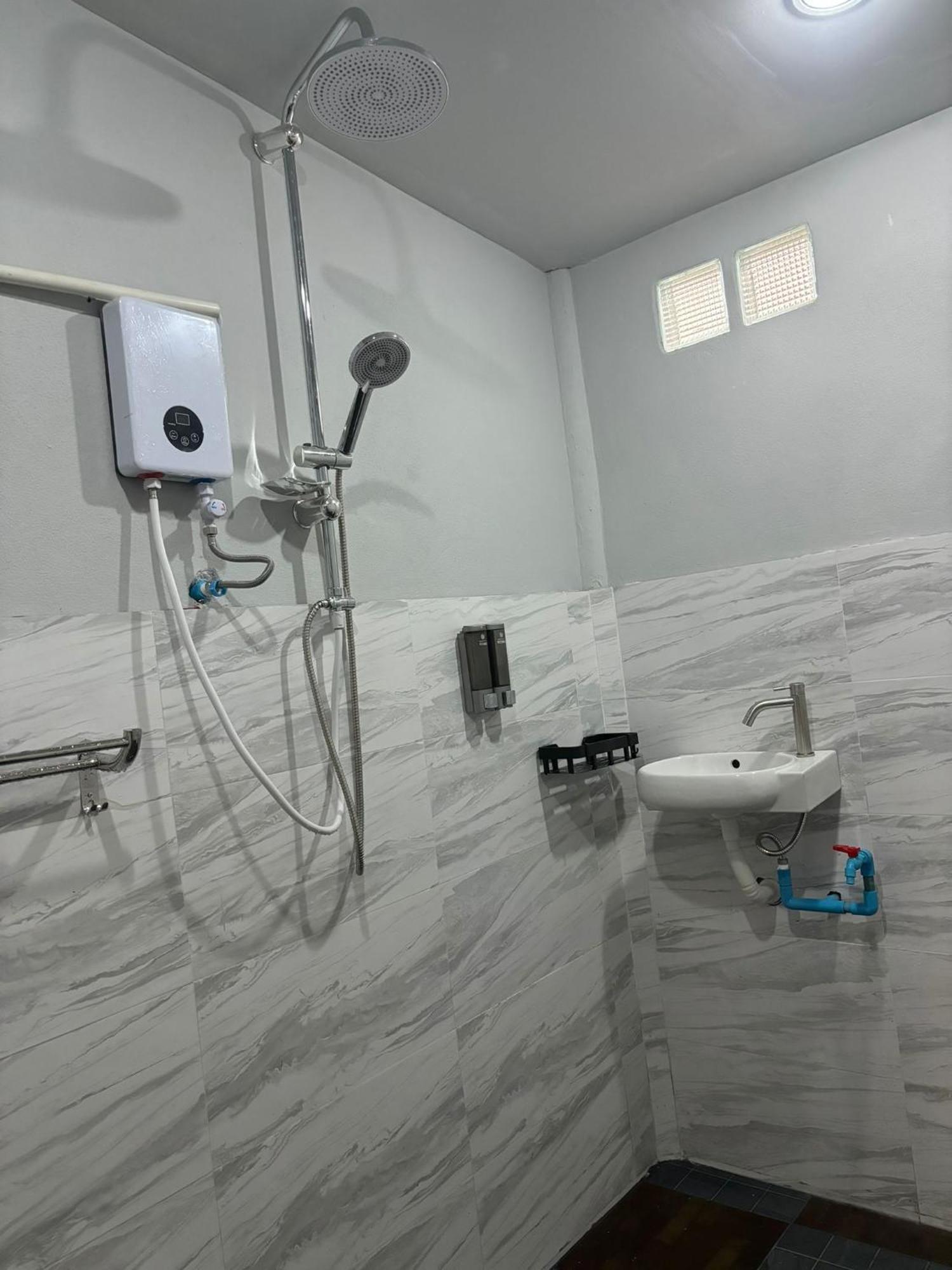 קו לנטה Tonmai Suites מראה חיצוני תמונה